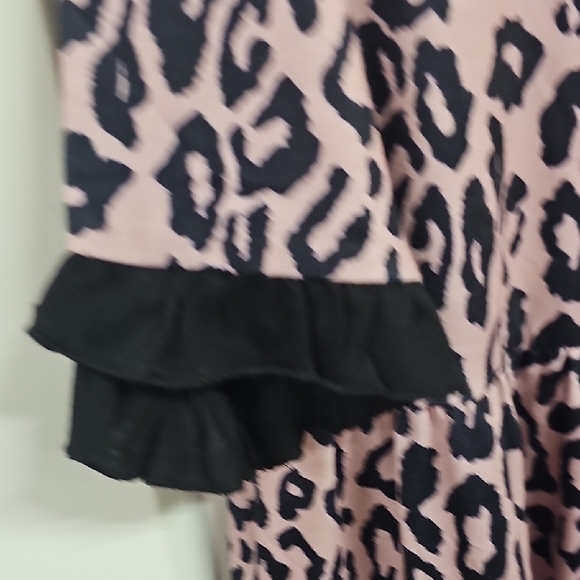 Pink Relaxed Tunic with Peter Pan Collar and Cuffed Sleeves - Picture 3 of 5